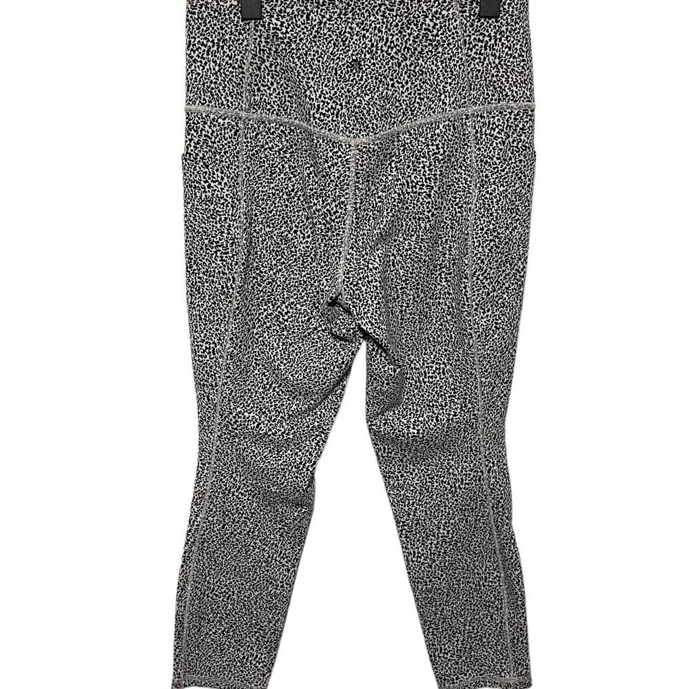 Athleta Salutation Stash II‎ Textured Tight w/ pockets - Picture 5 of 8